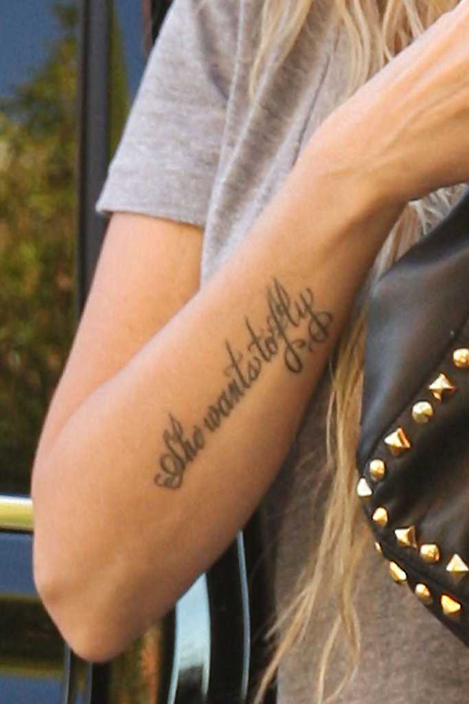 Татуировка надпись на руке