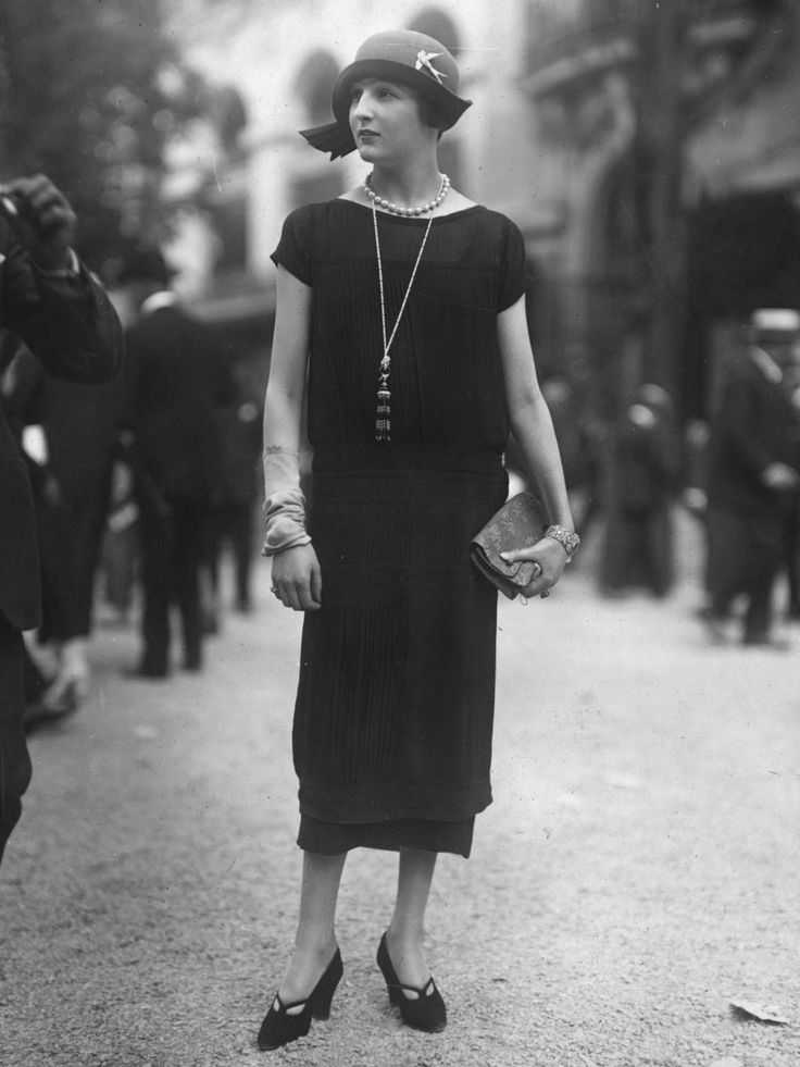Стиль чикаго 30-х годов, образы женщин в платьях и головных уборах, в туфлях и с аксессуарами, стилизованная одежда