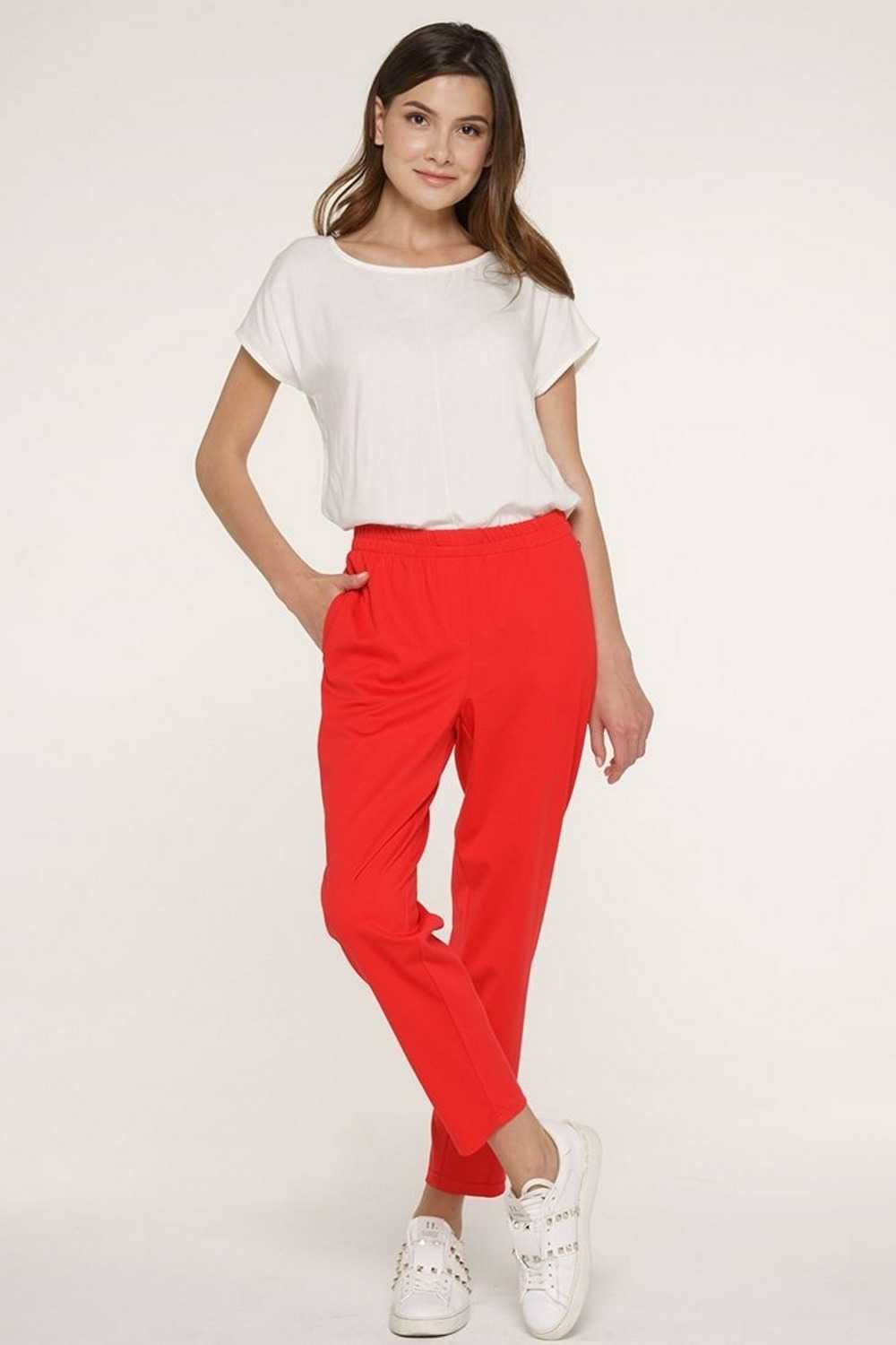 Соблазнительные красные брюки: 15 роскошных образов для лета 2021 - zhurnal-lady.com