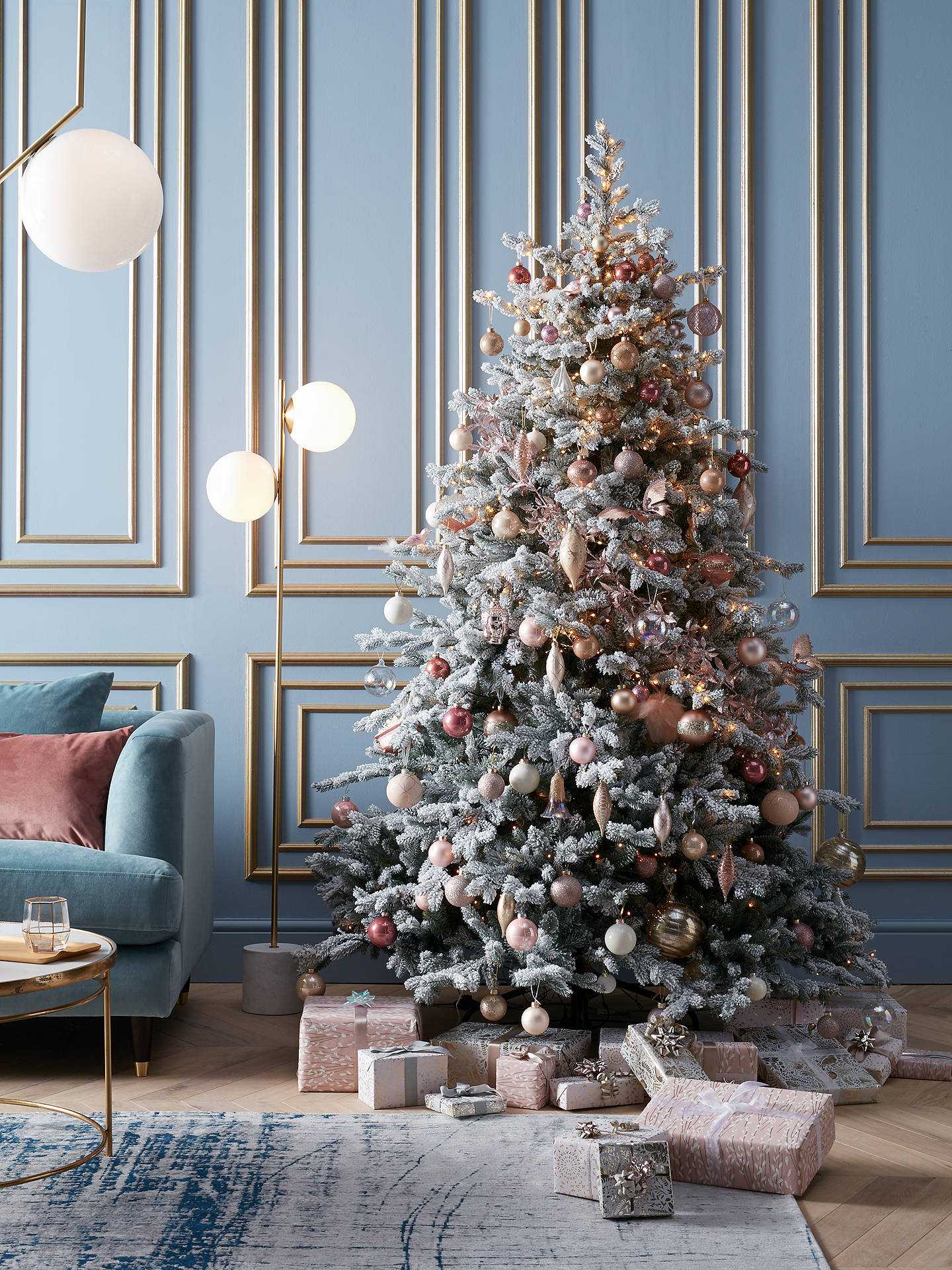 Немного истории Традиция украшения новогодней елки пришла к нам из Германии Согласно легенде, впервые, такая идея пришла на ум немецкому реформатору