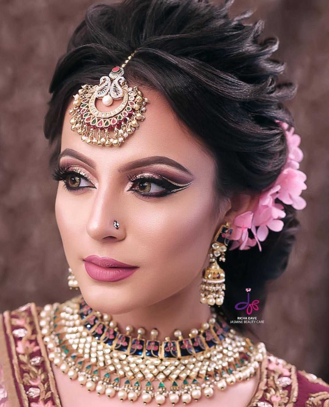 Индийский макияж нравится многим россиянкам Познакомиться с ним можно, посмотрев на макияж индийских актрис Особого подхода требует свадебный индийский макияж Отзывы Фото 2018