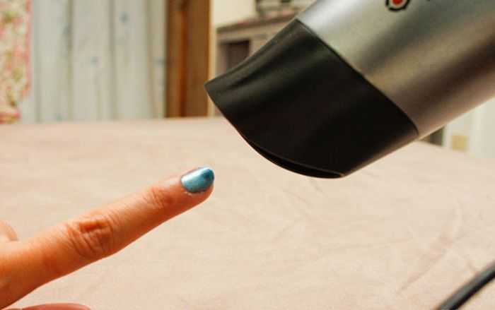 Как ускорить высыхание обычного лака на ногтях в домашних условиях и профессиональными приспособлениями