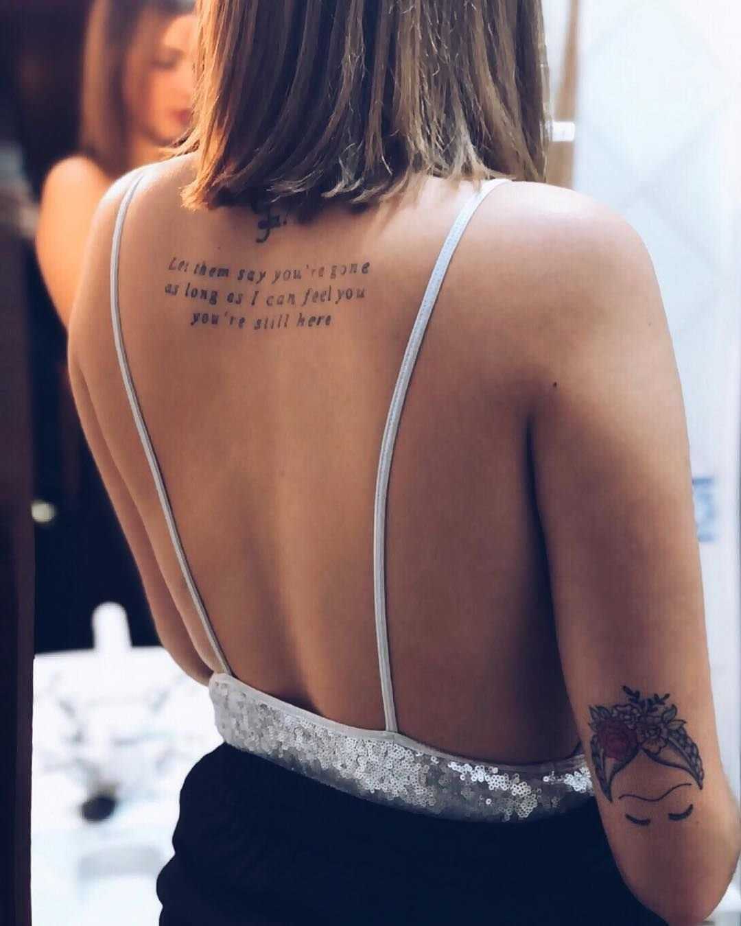 Надпись на спине женские. Тату для девушек. Татуировки на спине. Красивые Татуировки для девушек. Татуировки для девушек на спине надписи.