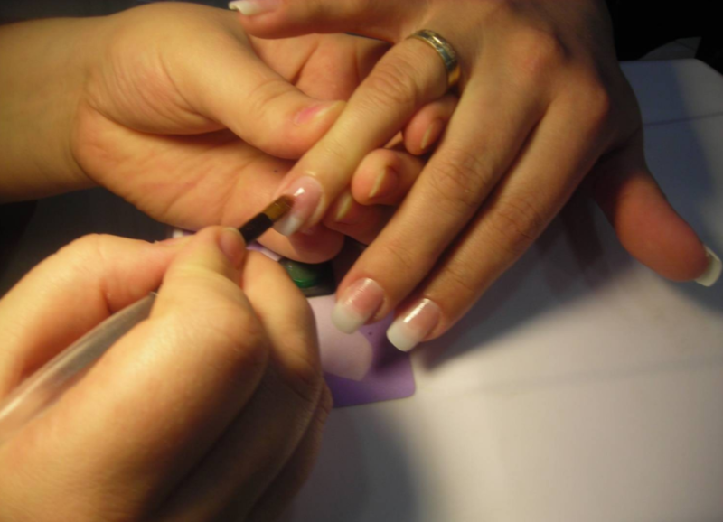 Особенности наращивания ногтей Для домашнего наращивания ногтей рекомендуется использовать специальный гель, а не акрил Дело в том, что с гелем намного