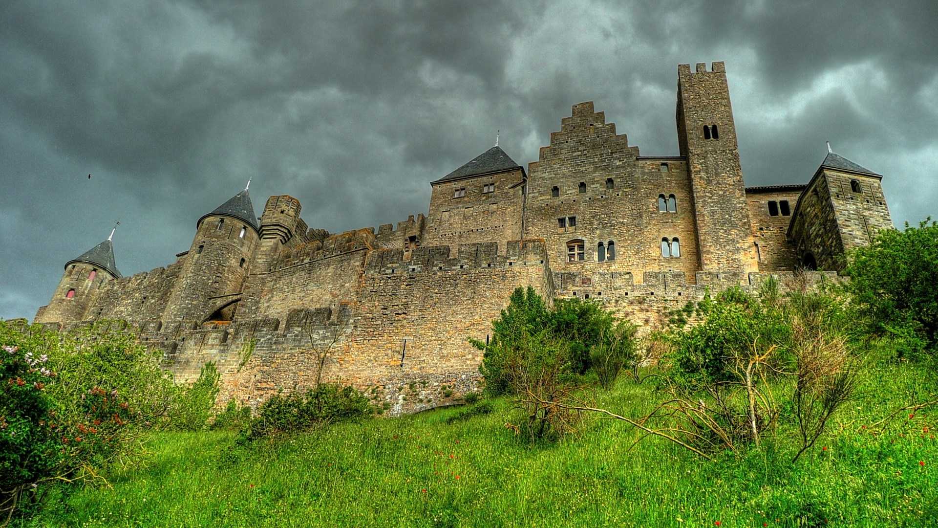 10 самых страшных замков мира (10 фото)
