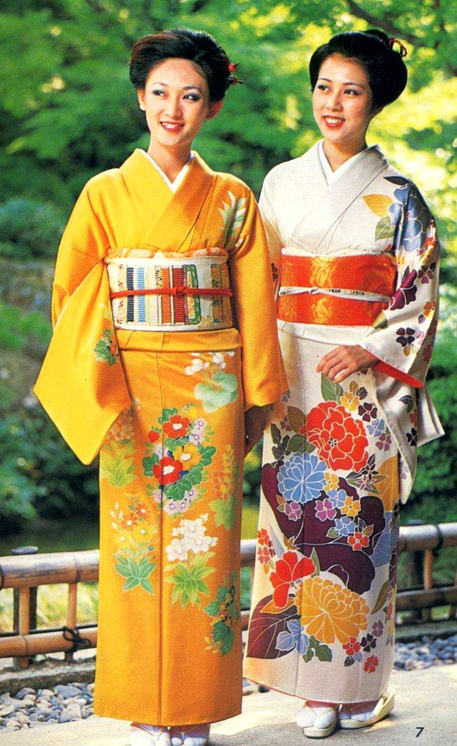 Платья-кимоно Платья-кимоно - это самый распространенный фасон платьев в японском стиле Они шьются на подобие халатов с запахом и дополняются поясом