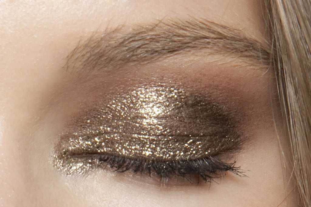 Как сделать макияж с золотыми тенями?