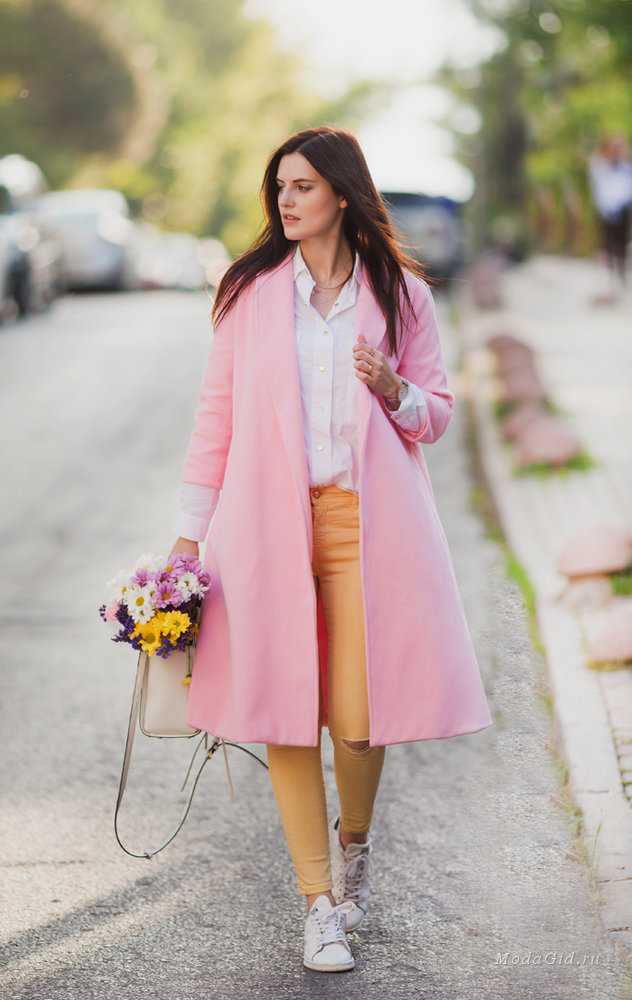 Розовый цвет всегда считался самым девчачьим и романтичным цветом Розовый всегда входит в топ модных цветов Из сезона в сезон меняется лишь его оттенок