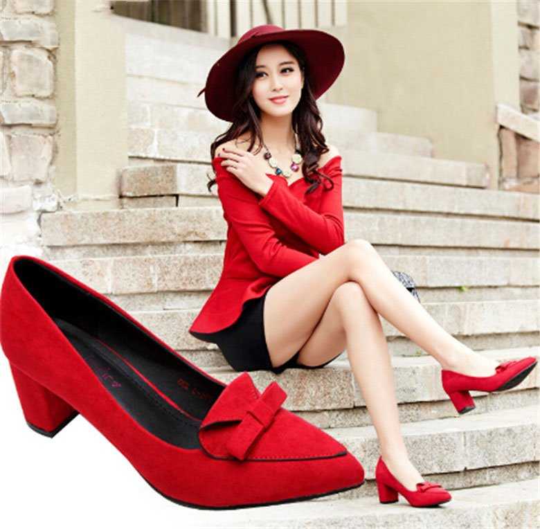 Эффектные образы с красными туфлями, разновидности моделей