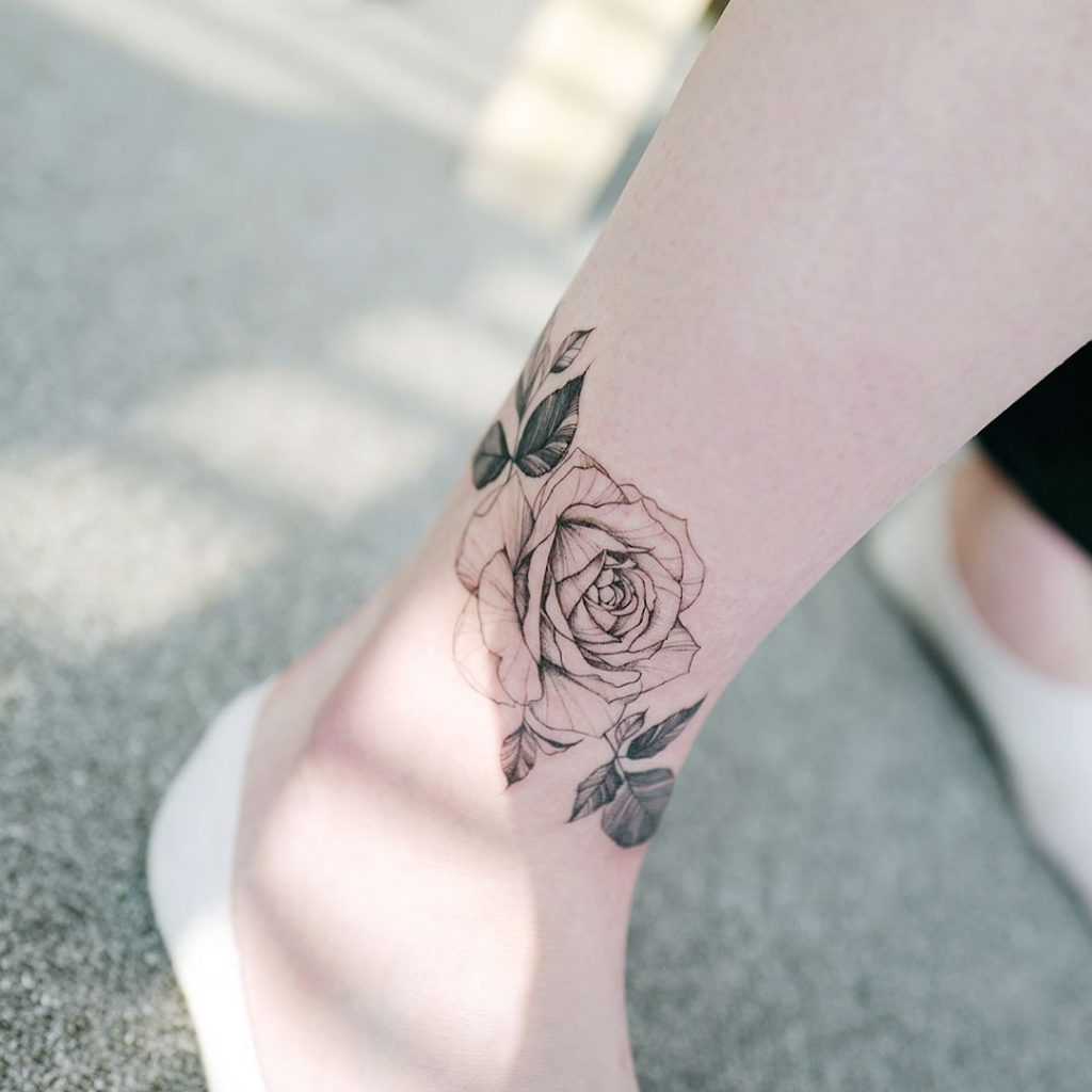 Роза на щиколотке