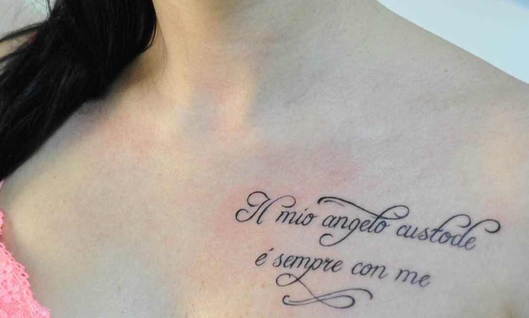 Татуировка на грудине женские надписи