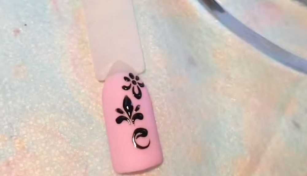 Вензеля пошагово на ногтях, материалы, техники, стили нейл-арта