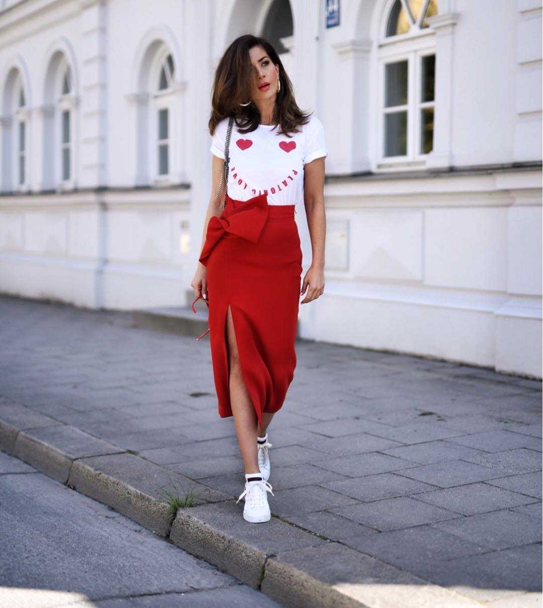С чем носить красную юбку: как выглядеть стильно