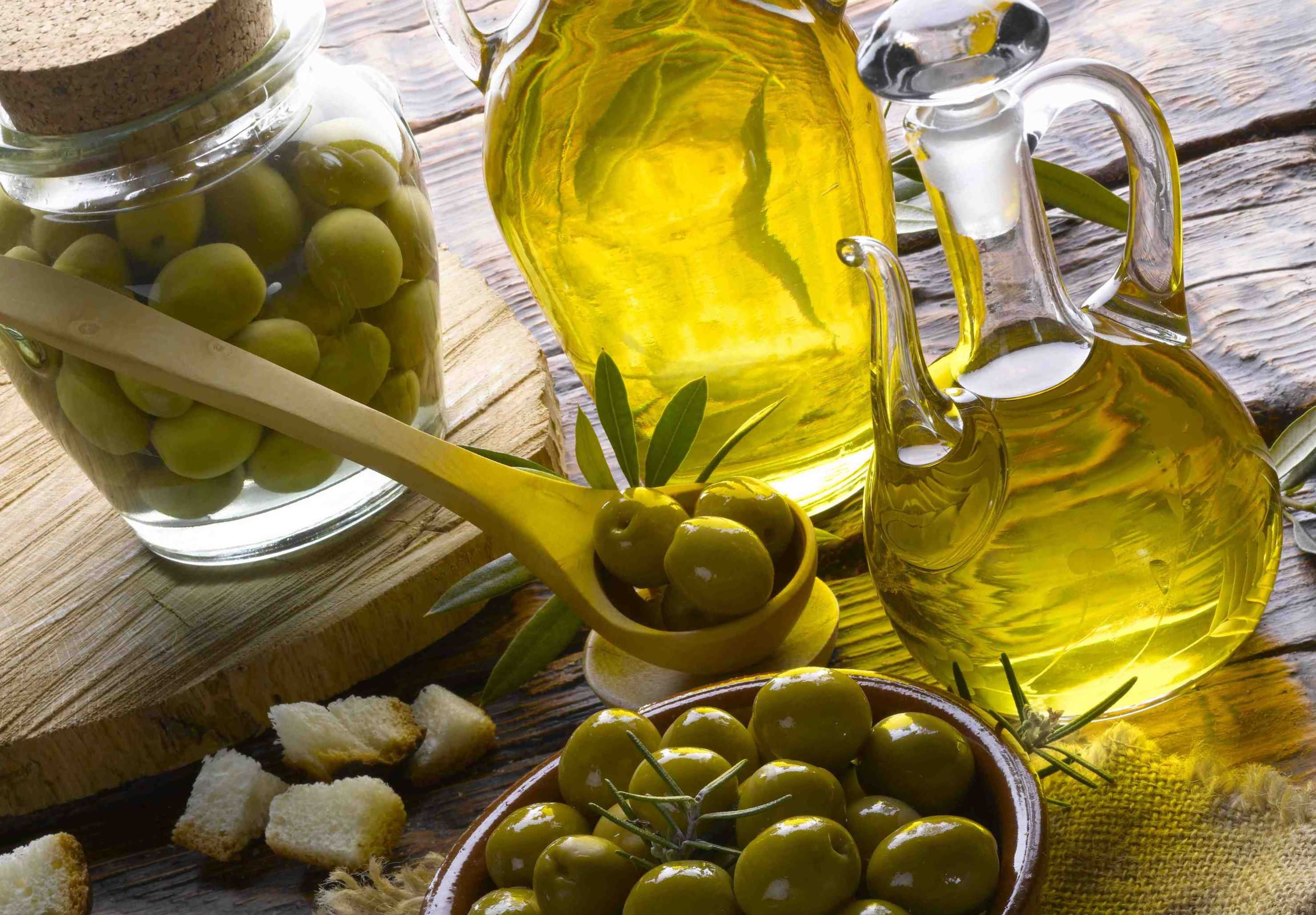 Оливковое масло используется. Оливковое масло. Оливковое масло для волос. Масло оливы. Масло оливы для волос.