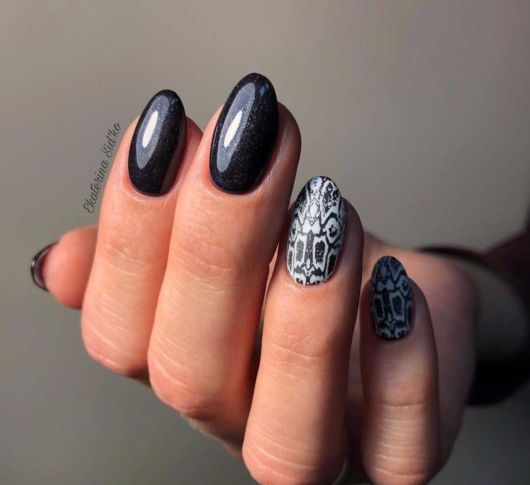 Темный маникюр 2020: фото новинки красивого дизайна ногтей на короткие и длинные ногти