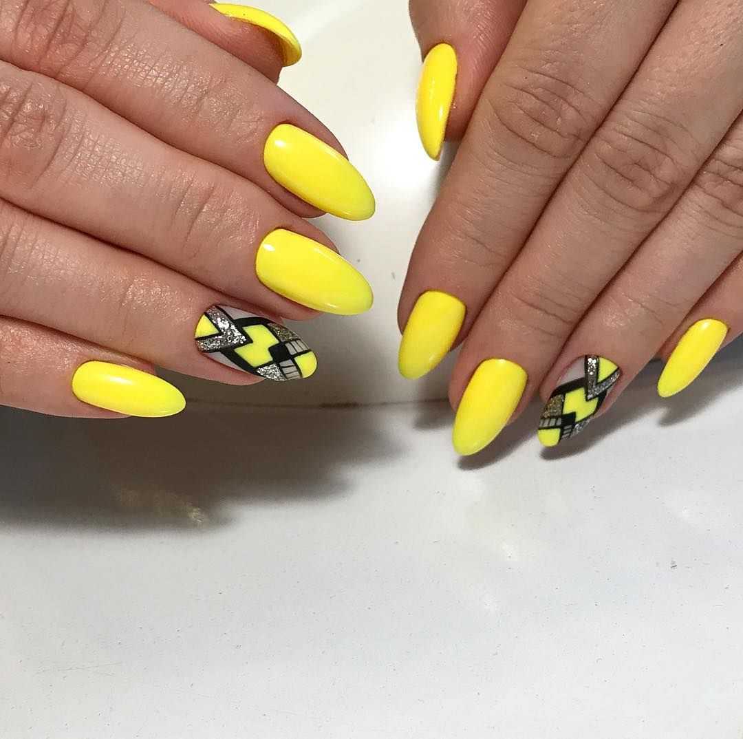 Желтый с черным маникюр