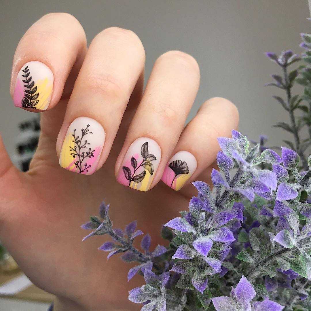 Дизайн ногтей с цветочками. Цветы на ногтях. Цветочный маникюр. Аникюрс цветами. Ногти с цветами.