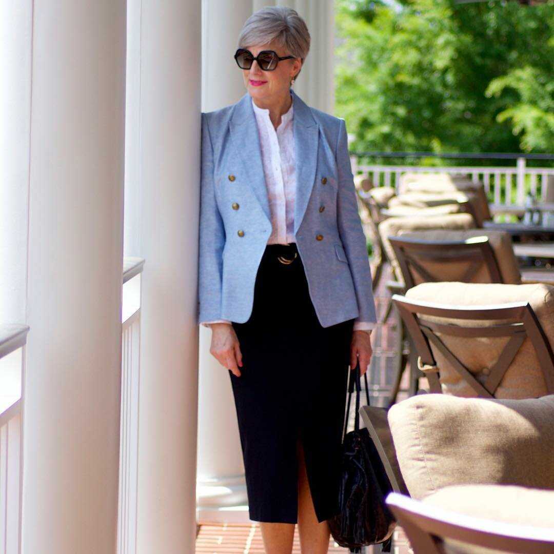 Чем ярче, тем лучше: стильные наряды на весну-2021 для женщин за 60